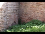 02306 ostia - regio v - insula xi - portico del monumento repubblicano (v,xi,4) - porticus - 4. laden - suedostecke - detail - 01-2024.jpg